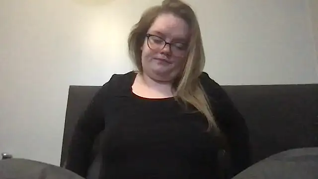 Snapshot of honeyyy24 chatting on November 8, 2025, 11:19 pm honeyyy24 online show from November 8, 2025, 11:19 pm