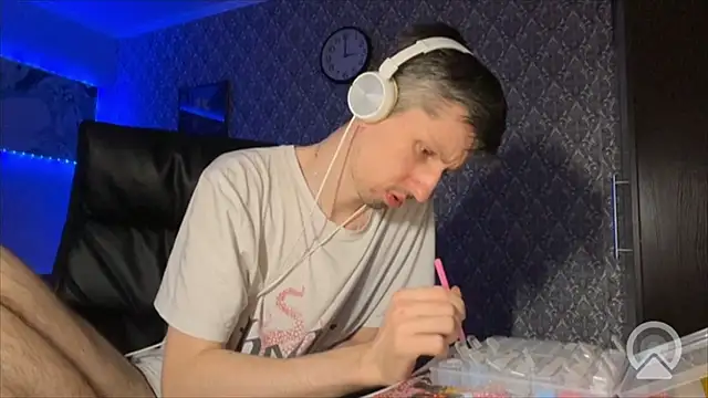 Aki-Laky online show from April 19, 2026, 10:01 pm