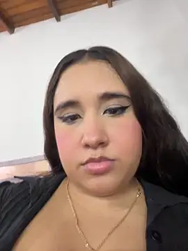 melyescobar online show from November 4, 2025, 3:32 am