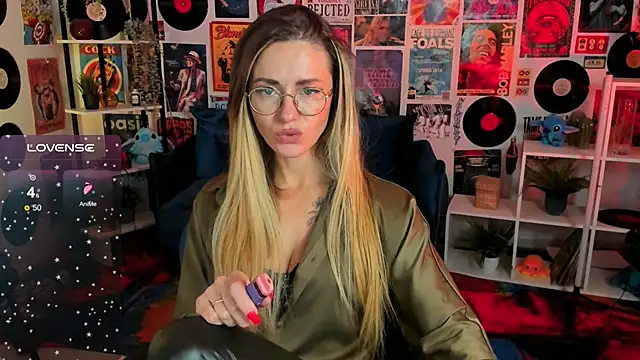 Snapshot of LadyIzabel chatting on February 19, 2025, 10:45 am LadyIzabel online show from February 19, 2025, 10:45 am