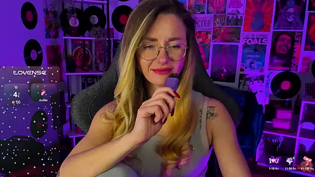 Snapshot of LadyIzabel chatting on December 21, 2024, 9:01 am LadyIzabel online show from December 21, 2024, 9:01 am