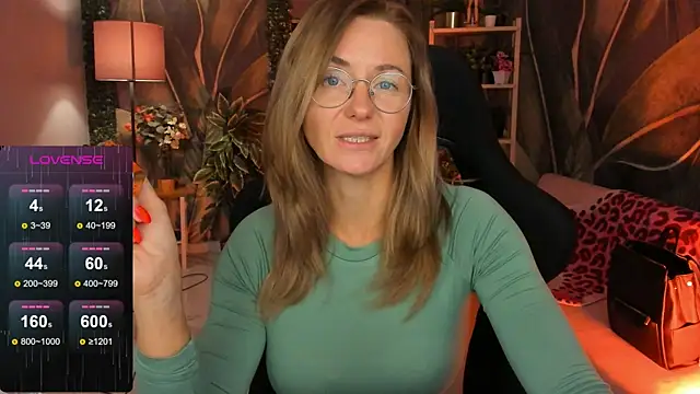 Snapshot of LadyIzabel chatting on November 11, 2025, 5:35 am LadyIzabel online show from November 11, 2025, 5:35 am