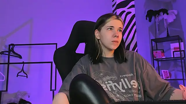 AliceSunday online show from November 6, 2025, 2:04 am