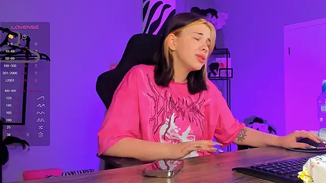 AliceSunday online show from October 7, 2025, 2:01 am