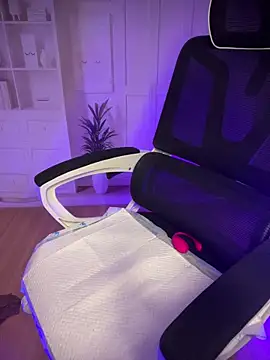 Milk-babier online show from October 11, 2025, 8:43 pm