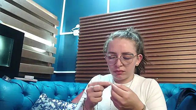 Snapshot of _isaabellaa chatting on February 17, 2025, 5:44 pm isaabellaa online show from February 17, 2025, 5:44 pm