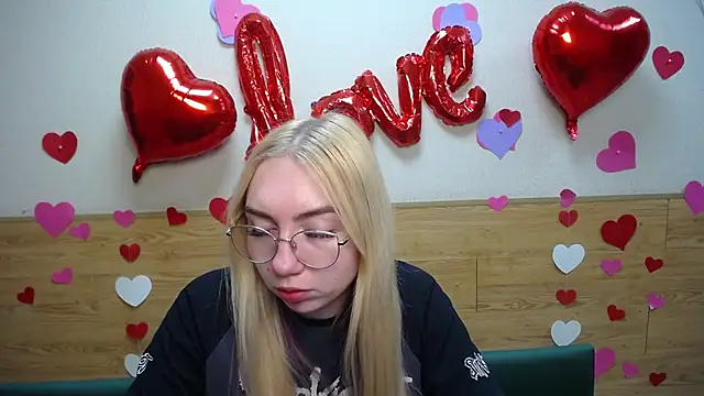 BeatriceFly online show from March 20, 2025, 12:43 pm