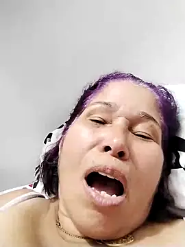 girl amada online show from March 29, 2026, 9:38 pm