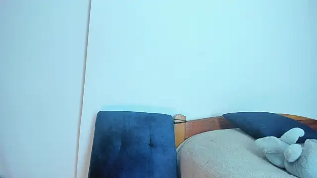 emiily15   online show from February 18, 2025, 6:15 pm