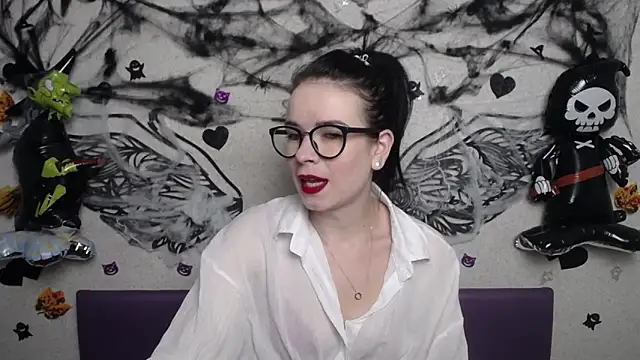 JasmineKouch online show from October 19, 2025, 5:26 pm