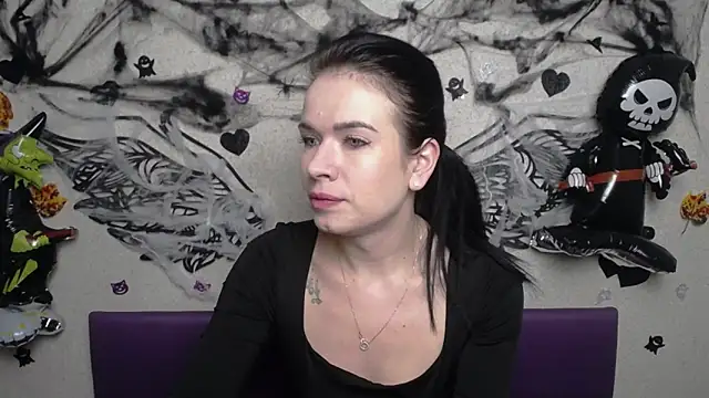 JasmineKouch online show from October 28, 2025, 6:23 am