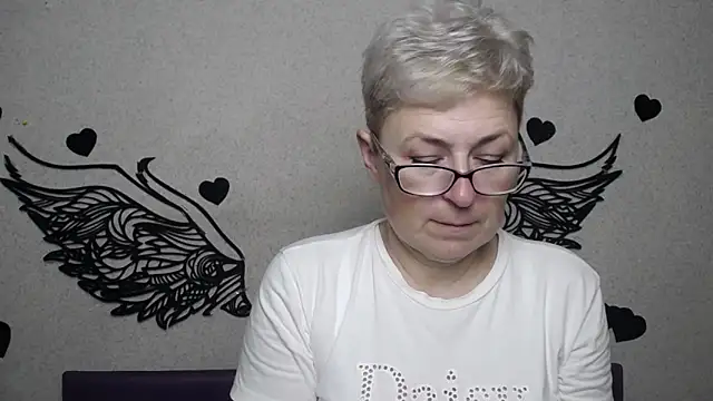 EmiliaGree online show from November 17, 2025, 6:12 pm