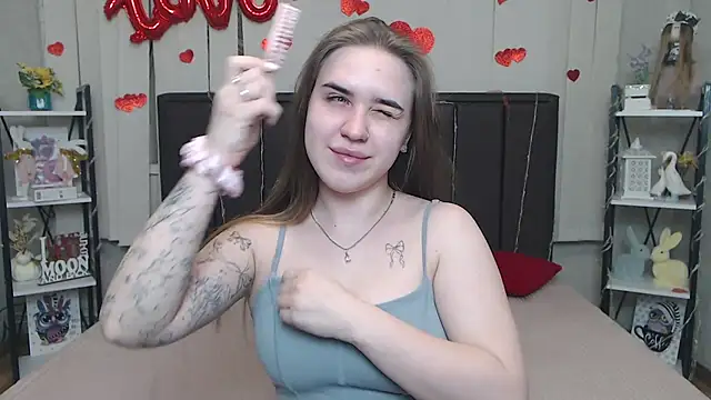 LauraHlot online show from April 1, 2026, 5:53 am