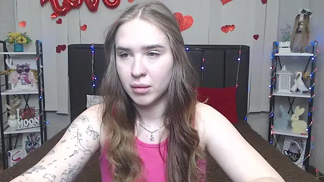 LauraHlot online show from May 26, 2026, 6:33 am