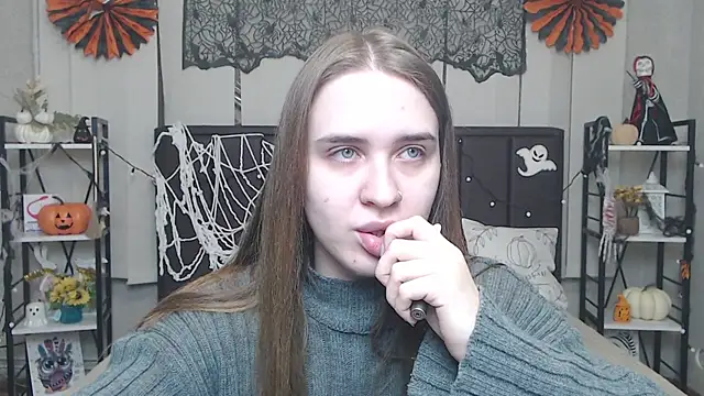 LauraHlot online show from November 4, 2025, 6:44 pm