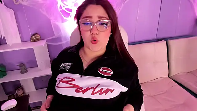 Camiila Osorio online show from October 17, 2025, 8:21 pm