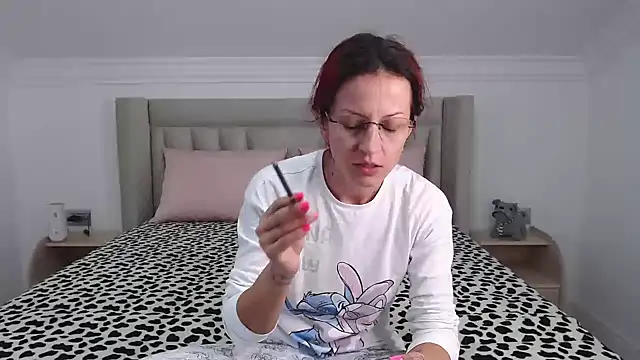 Snapshot of CatWoman0001 chatting on November 7, 2025, 10:42 am CatWoman0001 online show from November 7, 2025, 10:42 am