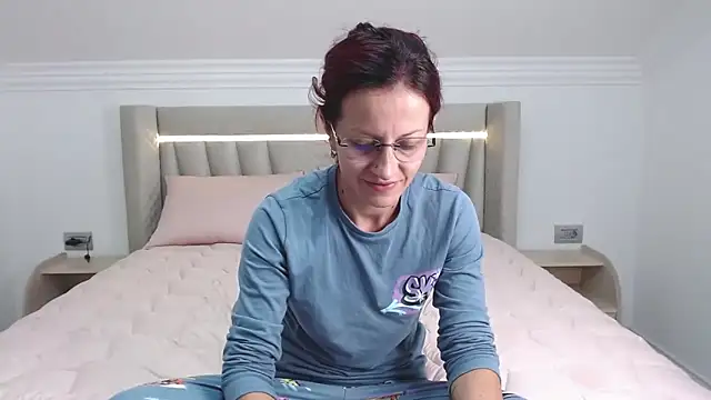 Snapshot of CatWoman0001 chatting on October 18, 2025, 6:32 pm CatWoman0001 online show from October 18, 2025, 6:32 pm