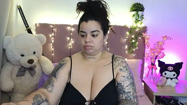 MiahJoness online show from August 3, 2026, 5:04 am