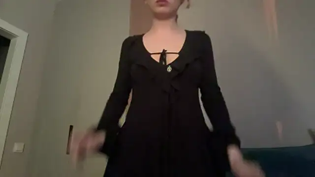 MisssLola online show from April 9, 2026, 4:57 pm