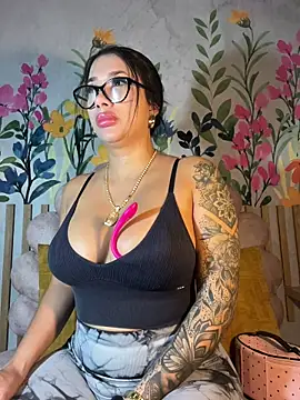 kiim taaylor online show from November 3, 2025, 11:47 am