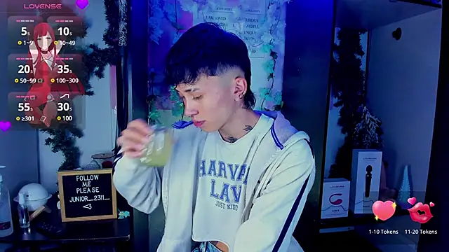 juniior 2311  online show from March 7, 2025, 11:38 pm