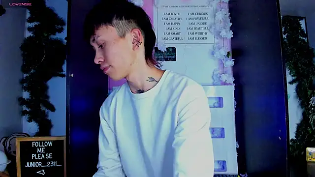 juniior 2311  online show from February 17, 2025, 10:05 pm