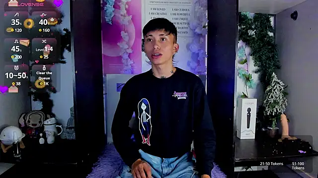 juniior 2311  online show from February 6, 2025, 9:38 pm