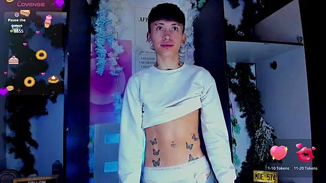 juniior 2311  online show from February 18, 2025, 1:10 am