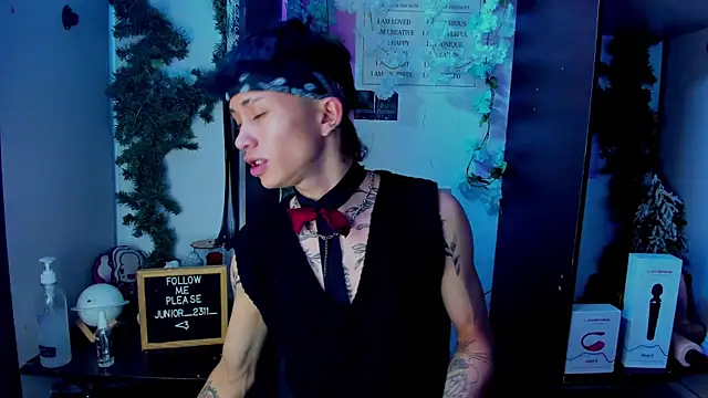 juniior 2311  online show from March 11, 2025, 7:36 pm