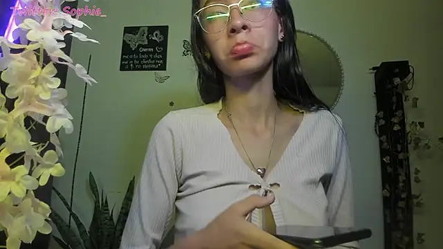 Snapshot of Sophie_sweett19 chatting on March 7, 2025, 4:24 am Sophie sweett19 online show from March 7, 2025, 4:24 am