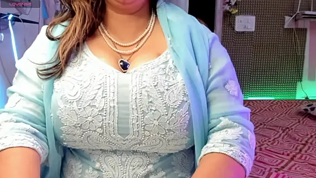 Snapshot of Gulabi_Queen chatting on March 9, 2025, 3:38 pm Gulabi Queen online show from March 9, 2025, 3:38 pm