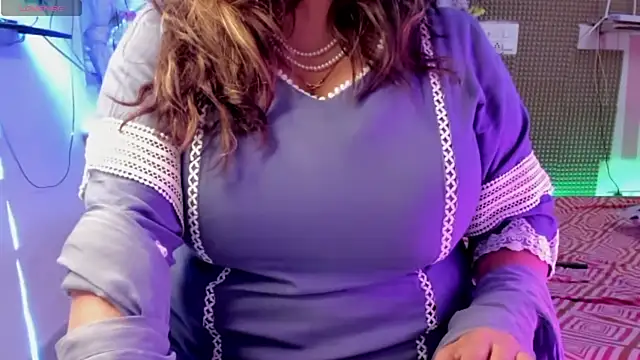 Snapshot of Gulabi_Queen chatting on February 26, 2025, 5:35 am Gulabi Queen online show from February 26, 2025, 5:35 am