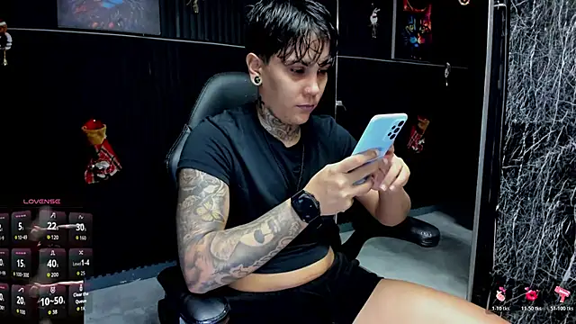 ZhoeStrong online show from December 15, 2025, 10:37 pm