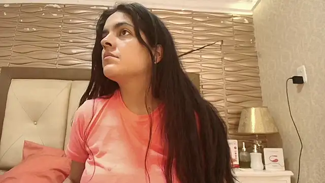 sofiaclauss online show from October 27, 2025, 7:48 pm