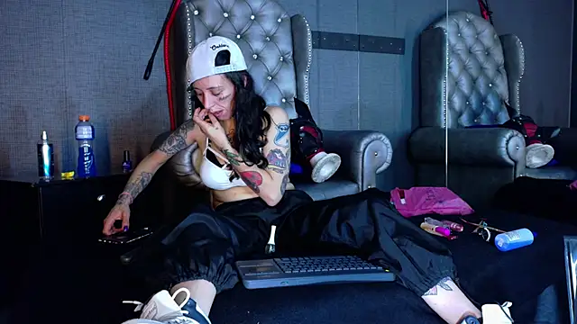 Snapshot of LusstCruella chatting on November 12, 2025, 6:23 pm LusstCruella online show from November 12, 2025, 6:23 pm