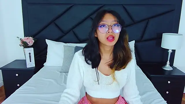 Snapshot of Yommi_Winx chatting on February 7, 2025, 3:45 am Yommi Winx online show from February 7, 2025, 3:45 am
