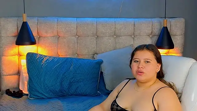 Snapshot of Laia_and_Aloby chatting on March 18, 2025, 1:35 am Laia and Aloby online show from March 18, 2025, 1:35 am