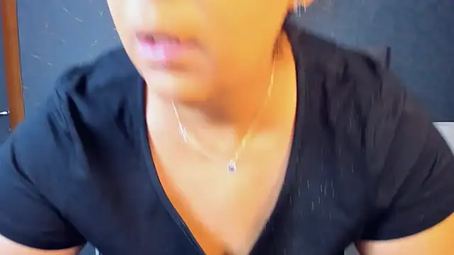 Snapshot of AmyCubes chatting on October 17, 2025, 2:26 am AmyCubes online show from October 17, 2025, 2:26 am