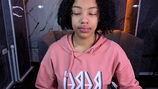 Snapshot of Violeth_b chatting on October 28, 2025, 12:48 pm Violeth b online show from October 28, 2025, 12:48 pm