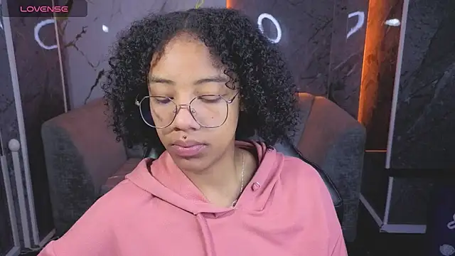 Snapshot of Violeth_b chatting on November 24, 2025, 12:49 pm Violeth b online show from November 24, 2025, 12:49 pm