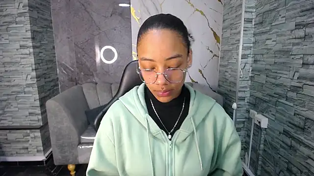 Snapshot of Violeth_b chatting on October 13, 2025, 12:51 pm Violeth b online show from October 13, 2025, 12:51 pm