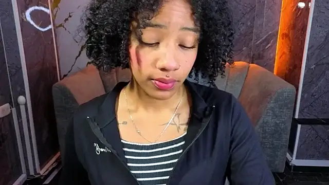 Snapshot of Violeth_b chatting on November 6, 2025, 12:53 pm Violeth b online show from November 6, 2025, 12:53 pm