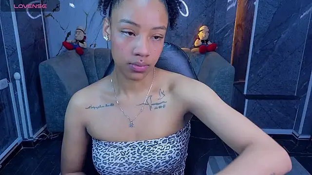 Snapshot of Violeth_b chatting on June 4, 2026, 1:05 pm Violeth b online show from June 4, 2026, 1:05 pm