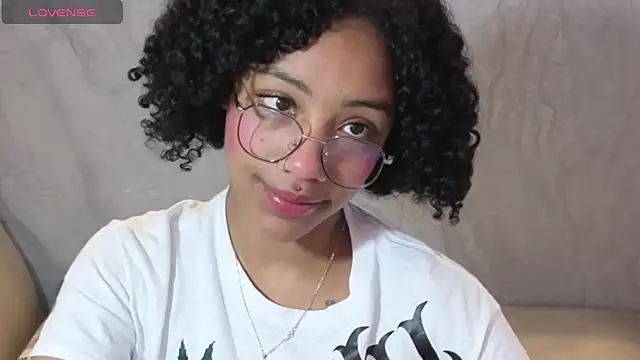 Snapshot of Violeth_b chatting on October 15, 2025, 12:46 pm Violeth b online show from October 15, 2025, 12:46 pm