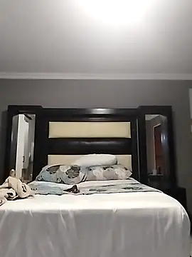 quenliyasa online show from February 24, 2026, 7:04 pm