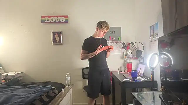 twentywithafelonyy online show from March 7, 2025, 7:52 am