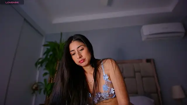 auroracaruso11 online show from January 20, 2025, 9:43 pm