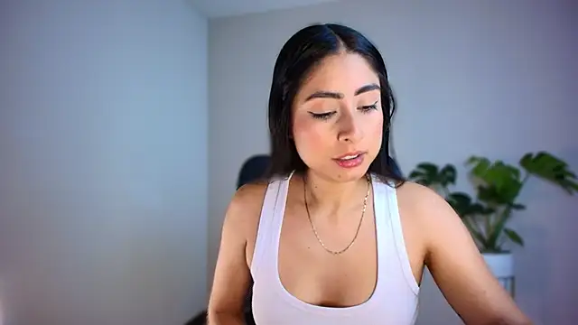 auroracaruso11 online show from January 15, 2026, 8:34 pm