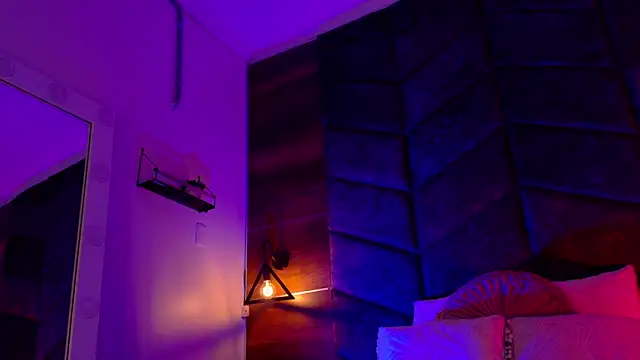 ParisFox  online show from February 5, 2026, 7:43 pm